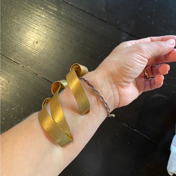 Gorgeous hammered gold cuff - Picture 5 of 11